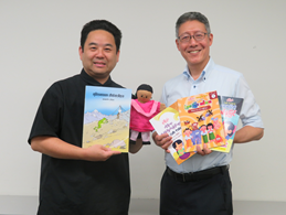 認定特定非営利活動法人育て上げネット　井村氏とJFEキャリアナビ株式会社　土屋氏からの本の寄贈写真